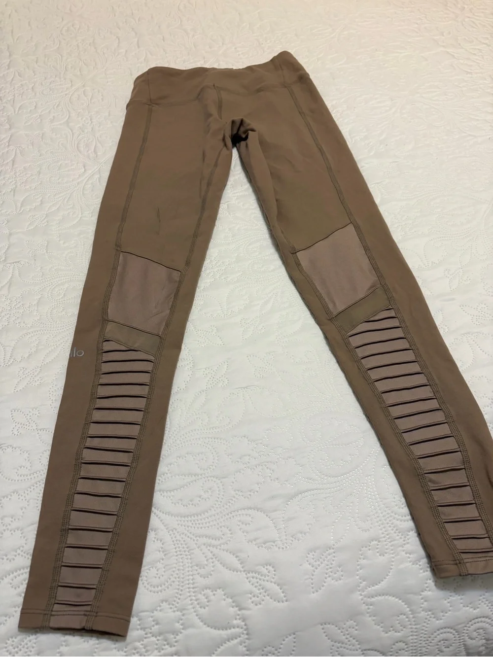 ALO Yoga Moto Gravel Glossy High-Waist Leggings - Taupe